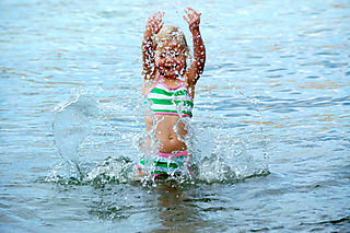 Lake chelan hannah splashing1