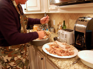 Dad carving turkey2008-11-26