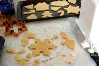 Cutting out sugar cookies2008-12-17