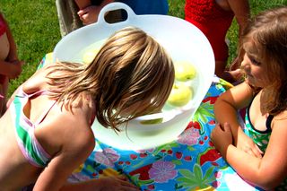 Hannah b-day bobbing2009-06-18