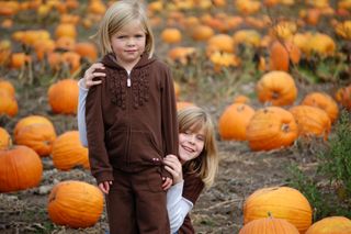 Pumpkin patch han and em2009-10-09