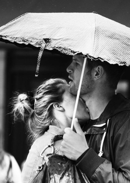 Kiss under umbrella