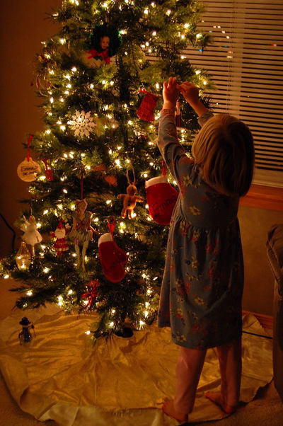 Hannah_decorates_xmas_tree0001_2